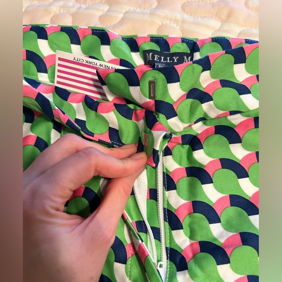 Melly M NWT Green Geometric Print Shorts Size Medium - Picture 6 of 7